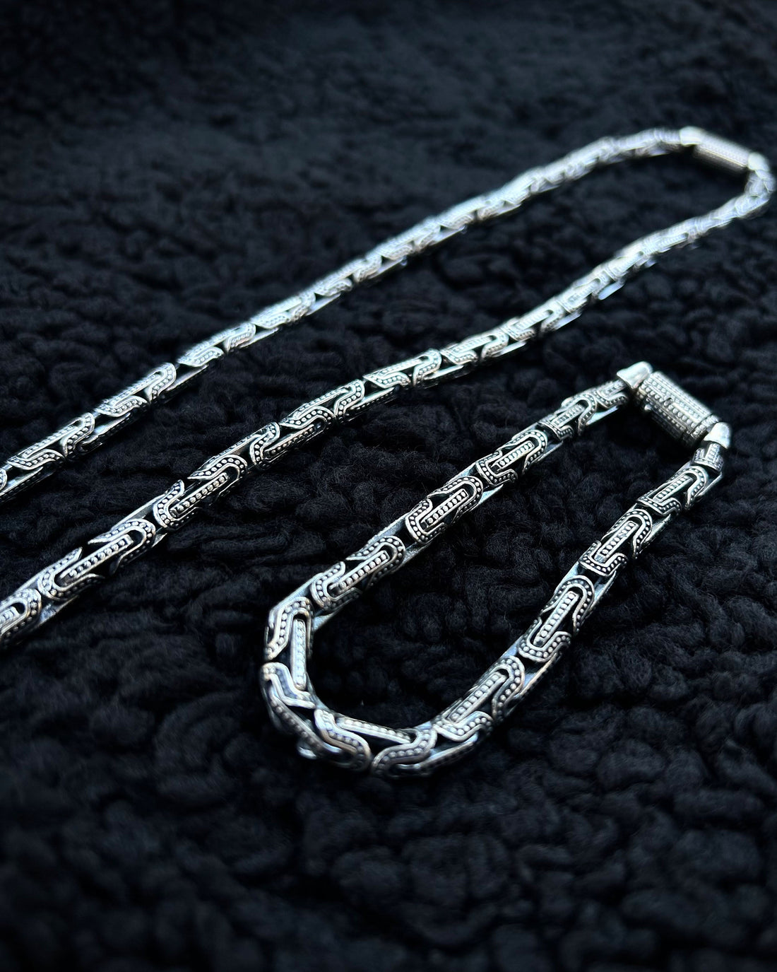 El yapımı 925 ayar gümüş ağır zincir kolye ve bileklik setinin detay görünümü – Osiris Jewelry