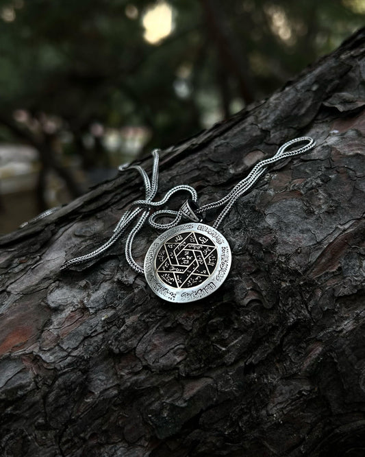 Süleyman Mührü ve Hexagram Nedir? Kabbalah, Koruma Tılsımları ve 925 Ayar Gümüş Mühür Kolye Rehberi