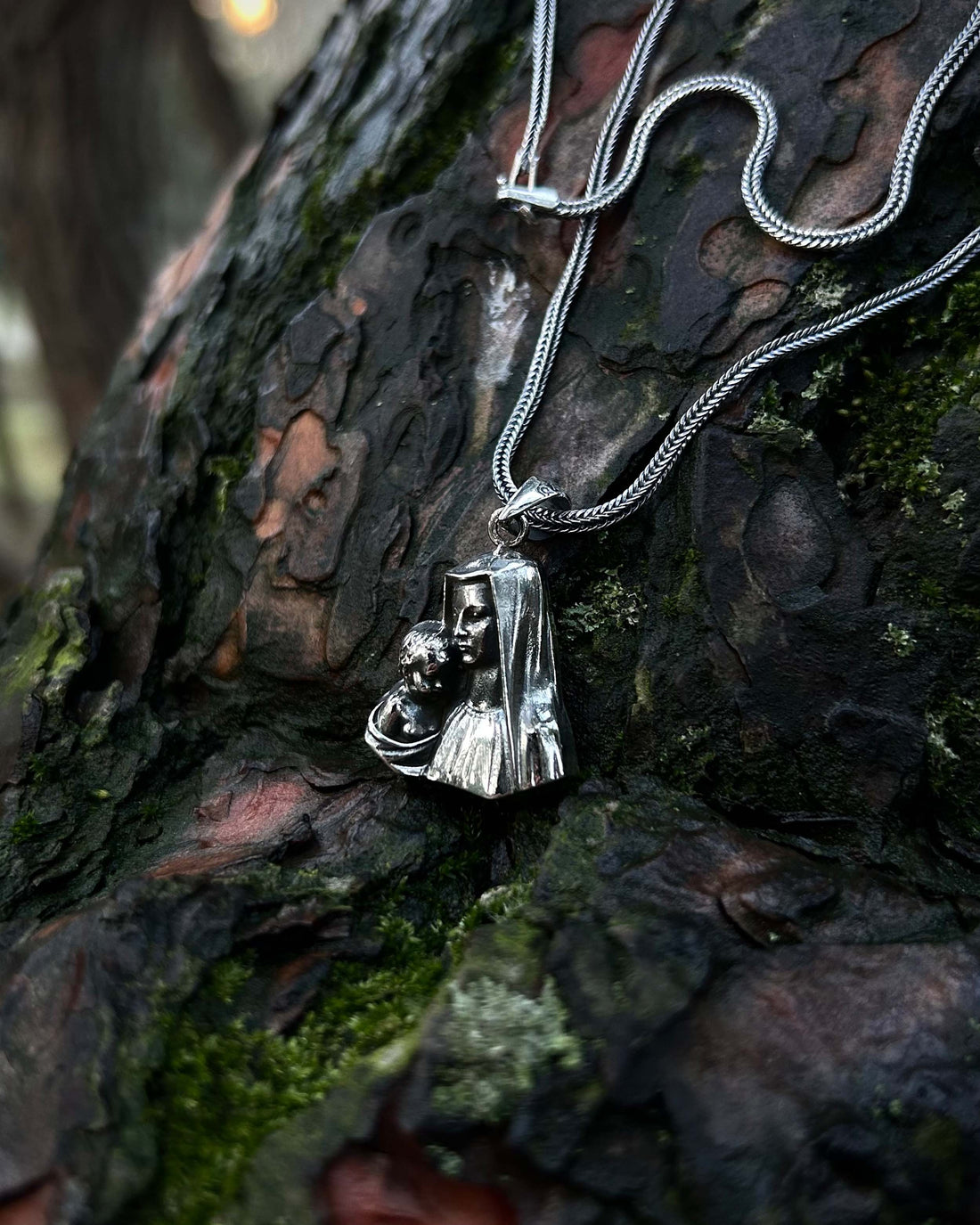 Jesus ve Meryem Ana Kolyeleri: Hristiyan Sembolizmi, İnanç Takıları ve 925 Ayar Gümüş İsa–Meryem Mücevher Rehberi