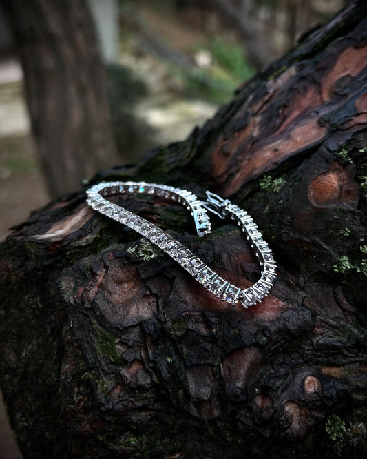 Su Yolu Bileklik (Tennis Bracelet) Rehberi: Zarafetin ve Sonsuzluğun Işıltılı Simgesi