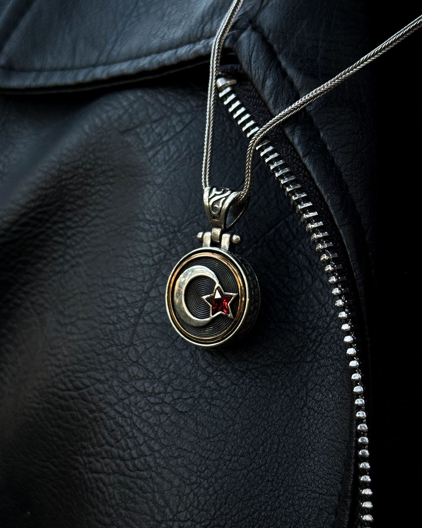 Kırmızı Taşlı Ay Yıldız Kolye (Döner Mekanizmalı) – 925 Ayar Gümüş