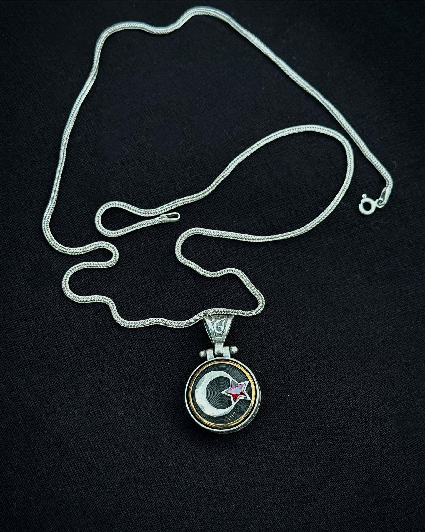 Kırmızı Taşlı Ay Yıldız Kolye (Döner Mekanizmalı) – 925 Ayar Gümüş