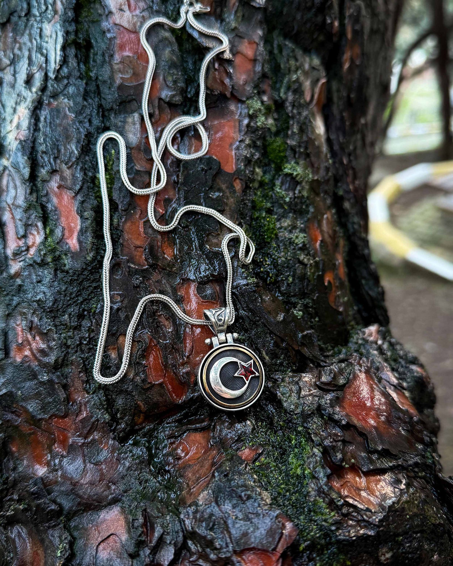 Kırmızı Taşlı Ay Yıldız Kolye (Döner Mekanizmalı) – 925 Ayar Gümüş