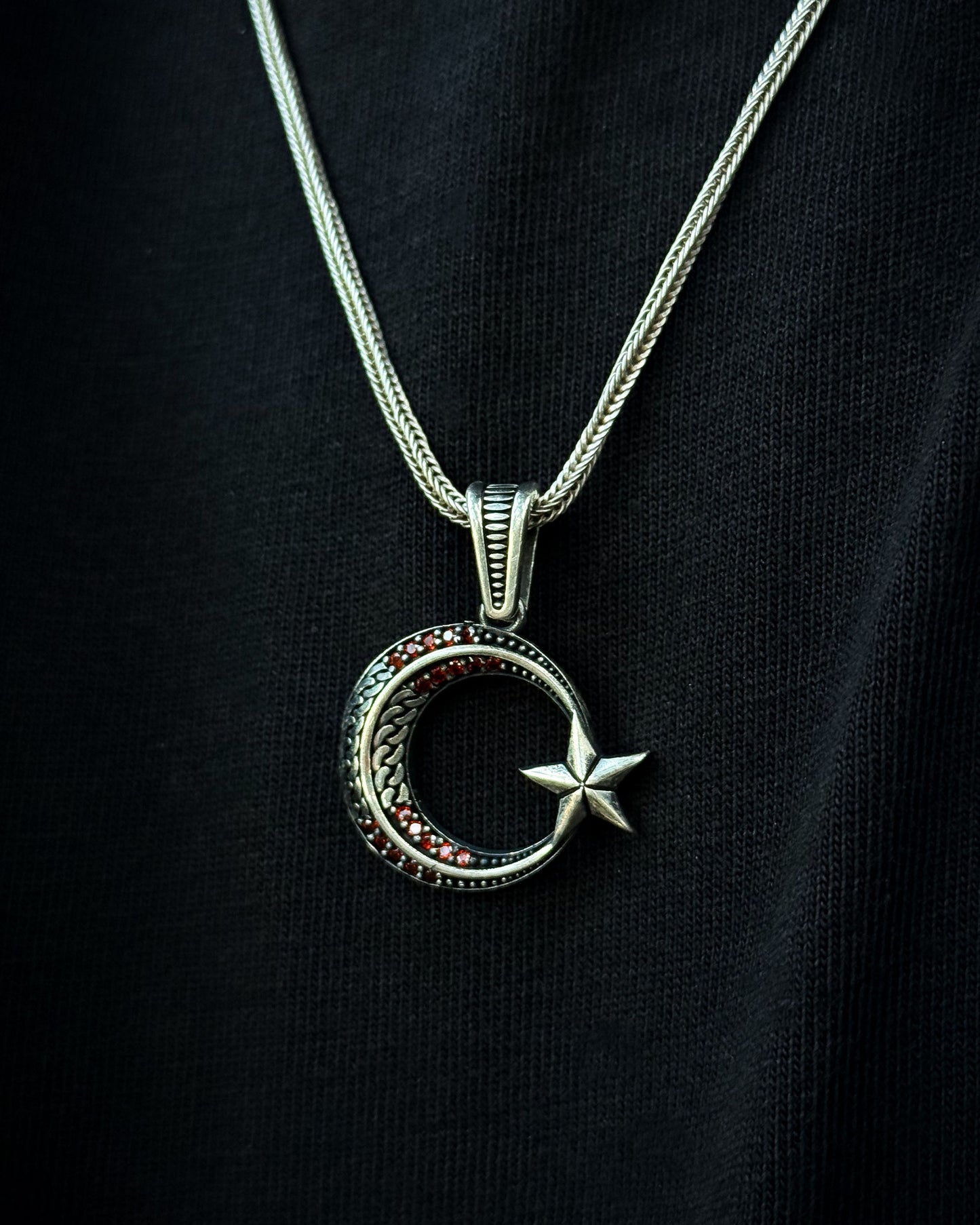 Kırmızı Taşlı Minimal Ay Yıldız Kolye – 925 Ayar Gümüş