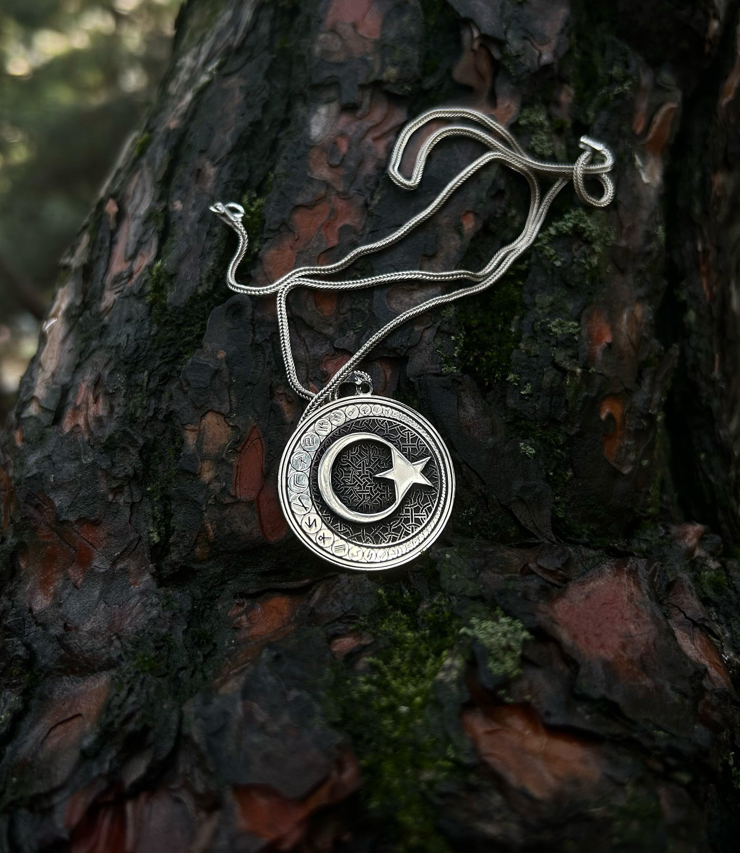 Collier en argent sterling 925 avec croissant de lune gravé de l'alphabet Göktürk