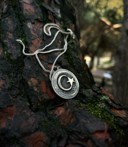 Collier en argent sterling 925 avec croissant de lune gravé de l'alphabet Göktürk