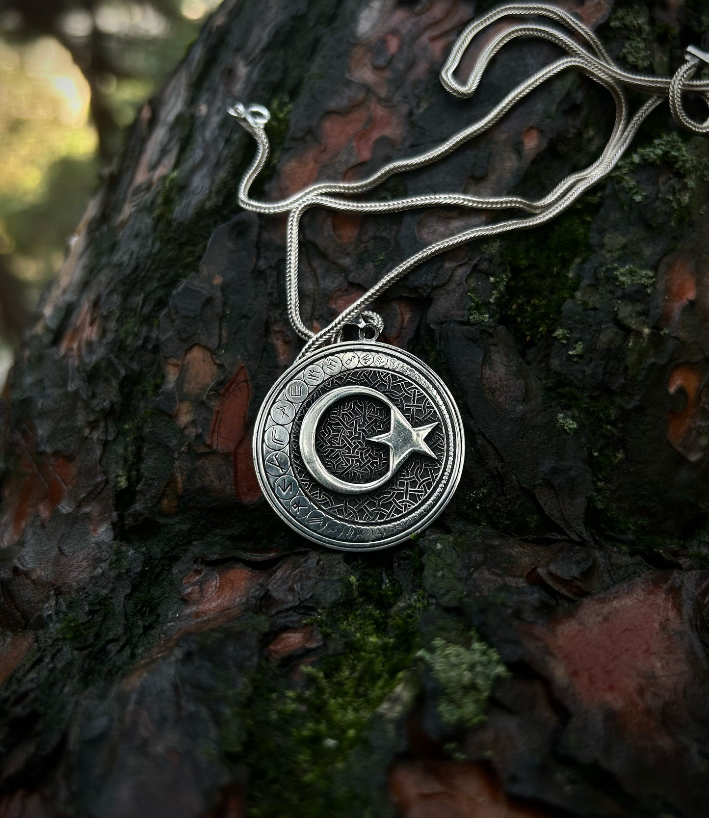 Collier en argent sterling 925 avec croissant de lune gravé de l'alphabet Göktürk