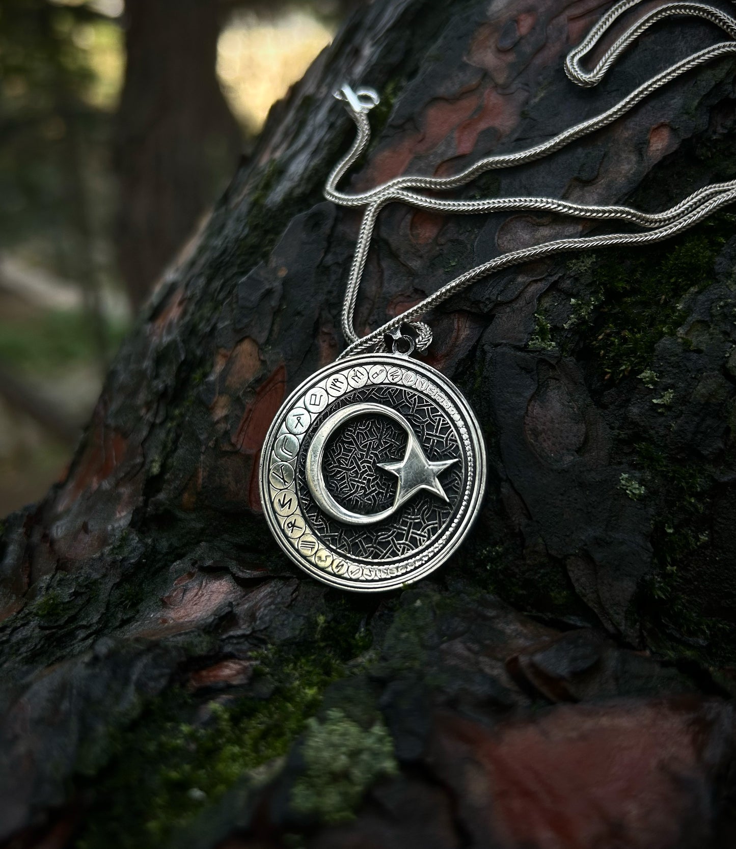 Collier en argent sterling 925 avec croissant de lune gravé de l'alphabet Göktürk