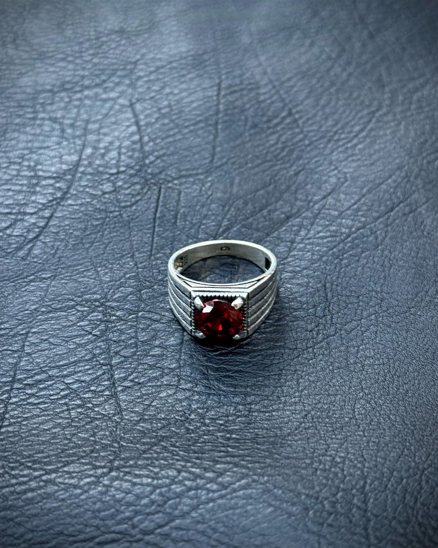 Minimal Kırmızı Taşlı Yüzük – 925 Ayar Gümüş