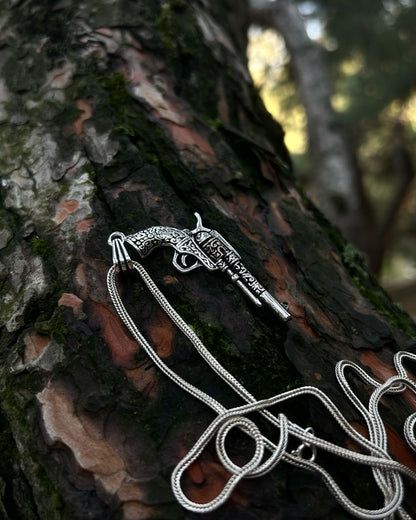 İşlemeli Altıpatlar Tabanca Kolye – 925 Ayar Gümüş