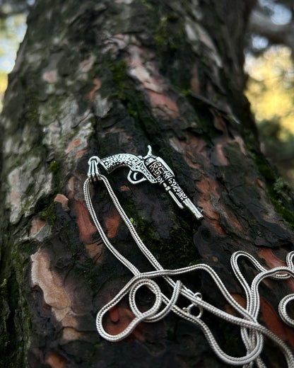 İşlemeli Altıpatlar Tabanca Kolye – 925 Ayar Gümüş