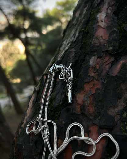 İşlemeli Altıpatlar Tabanca Kolye – 925 Ayar Gümüş