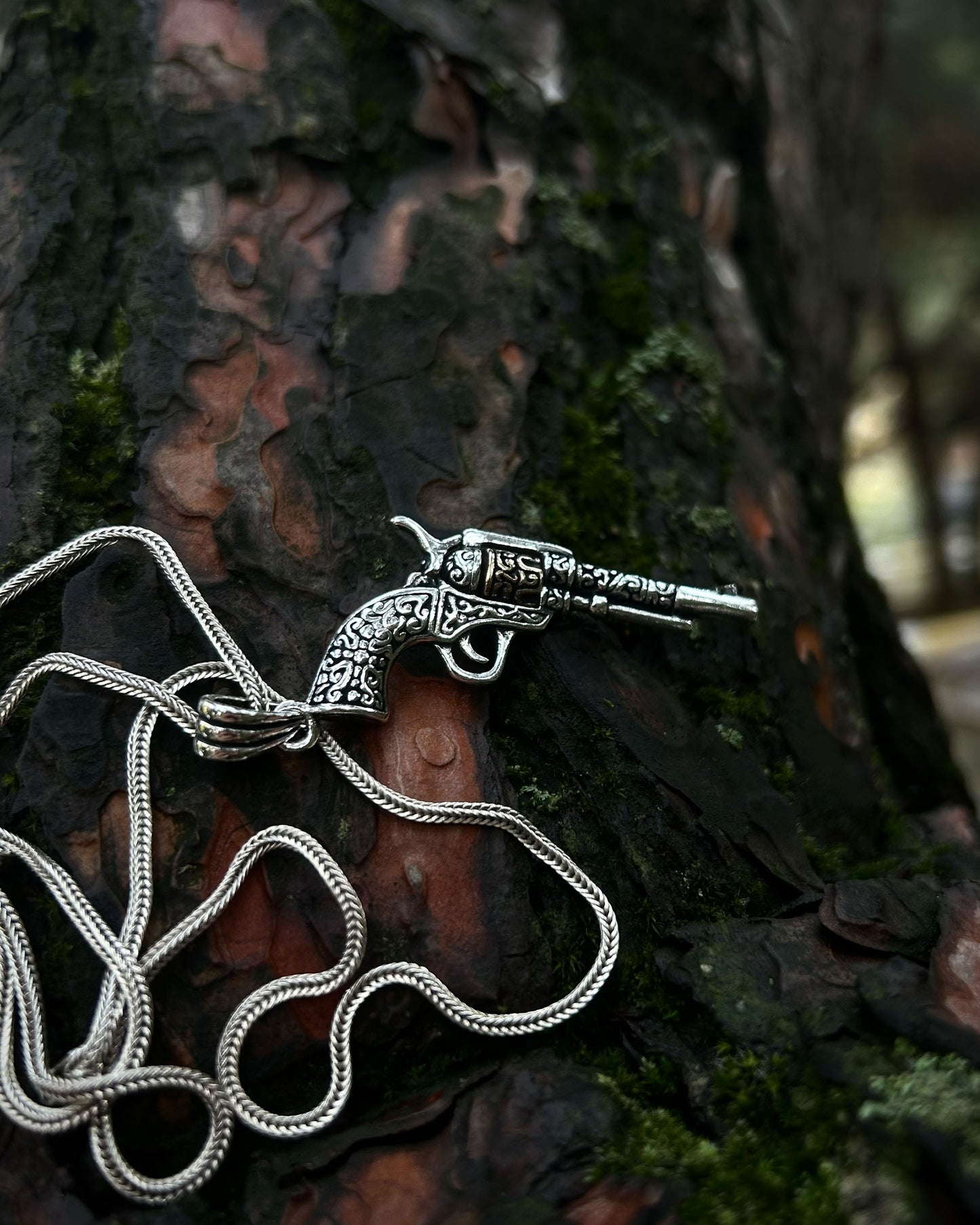 İşlemeli Altıpatlar Tabanca Kolye – 925 Ayar Gümüş