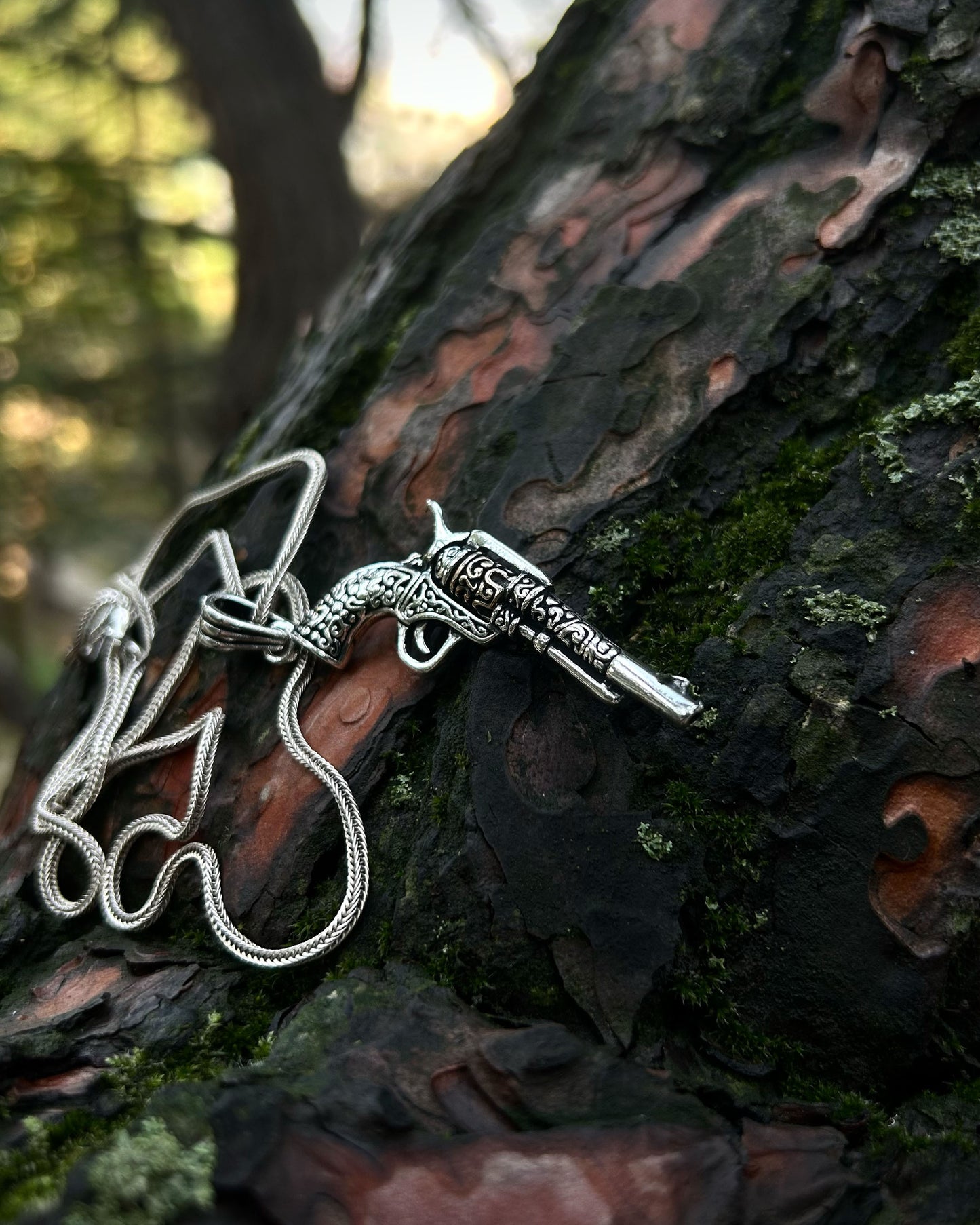 İşlemeli Altıpatlar Tabanca Kolye – 925 Ayar Gümüş