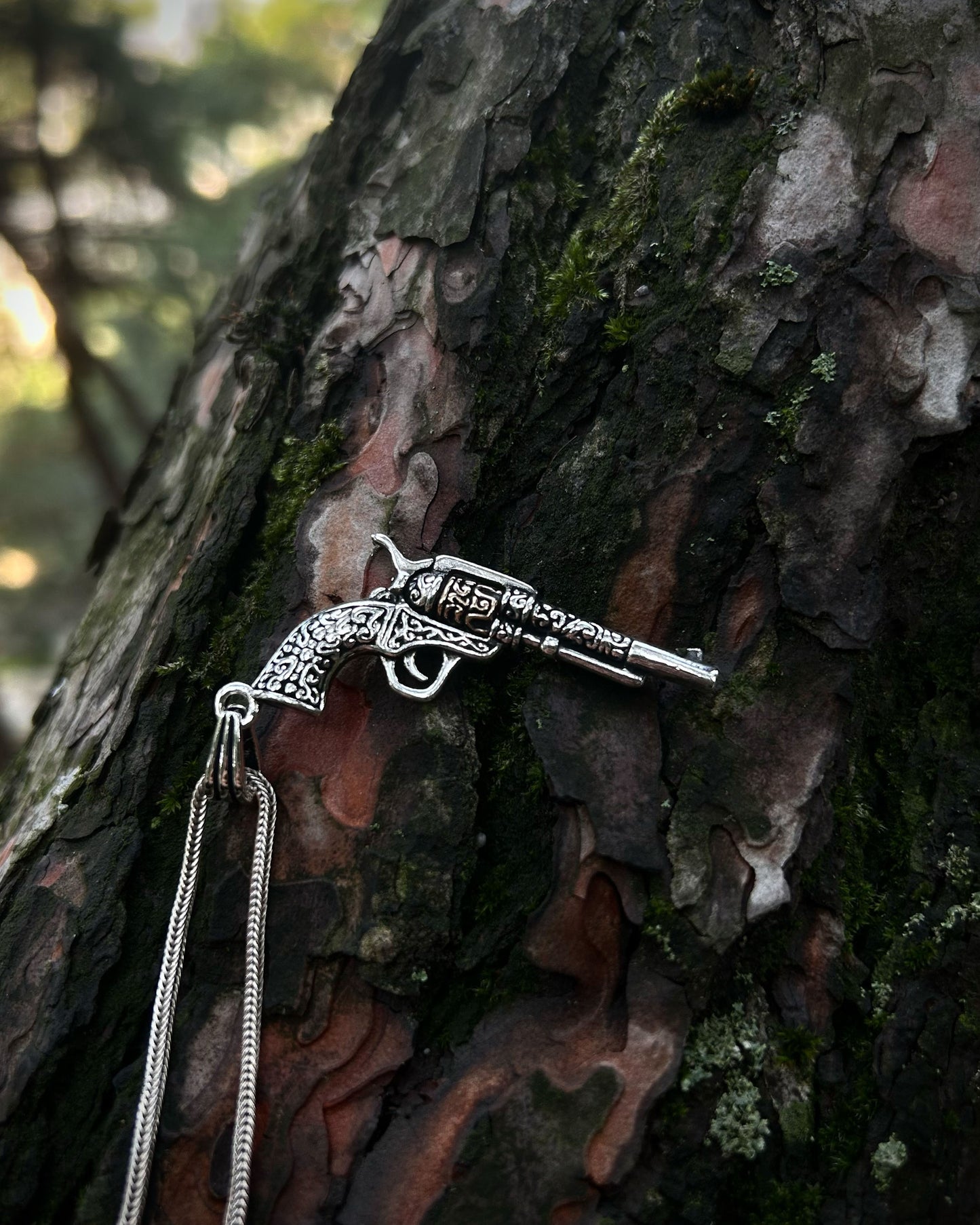 İşlemeli Altıpatlar Tabanca Kolye – 925 Ayar Gümüş