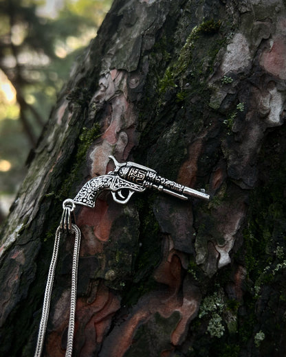 İşlemeli Altıpatlar Tabanca Kolye – 925 Ayar Gümüş