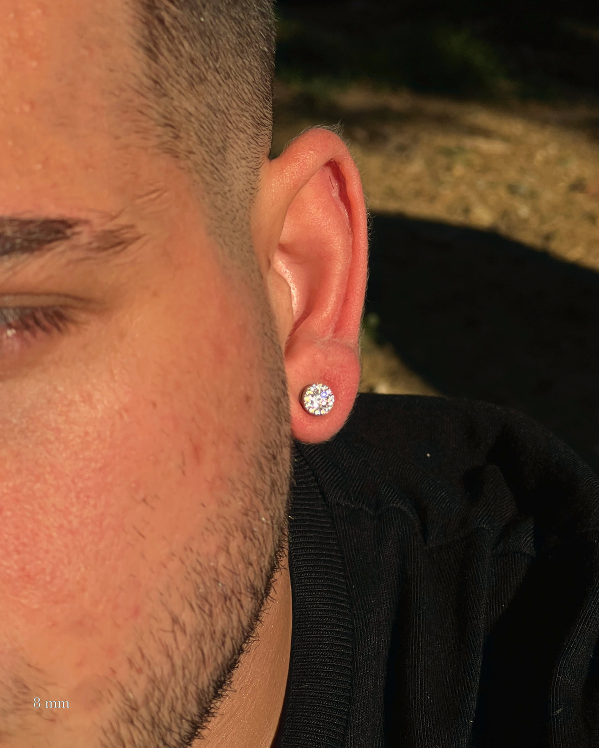 Yuvarlak Extra Taşlı Pırlanta Erkek Küpe 8 mm, 925 ayar gümüş; kulakta kullanım görünümü