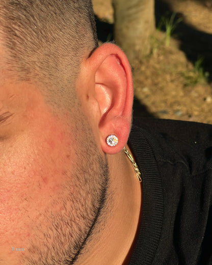 Yuvarlak Extra Taşlı Pırlanta Erkek Küpe 8 mm, 925 ayar gümüş; kulakta kullanım görünümü