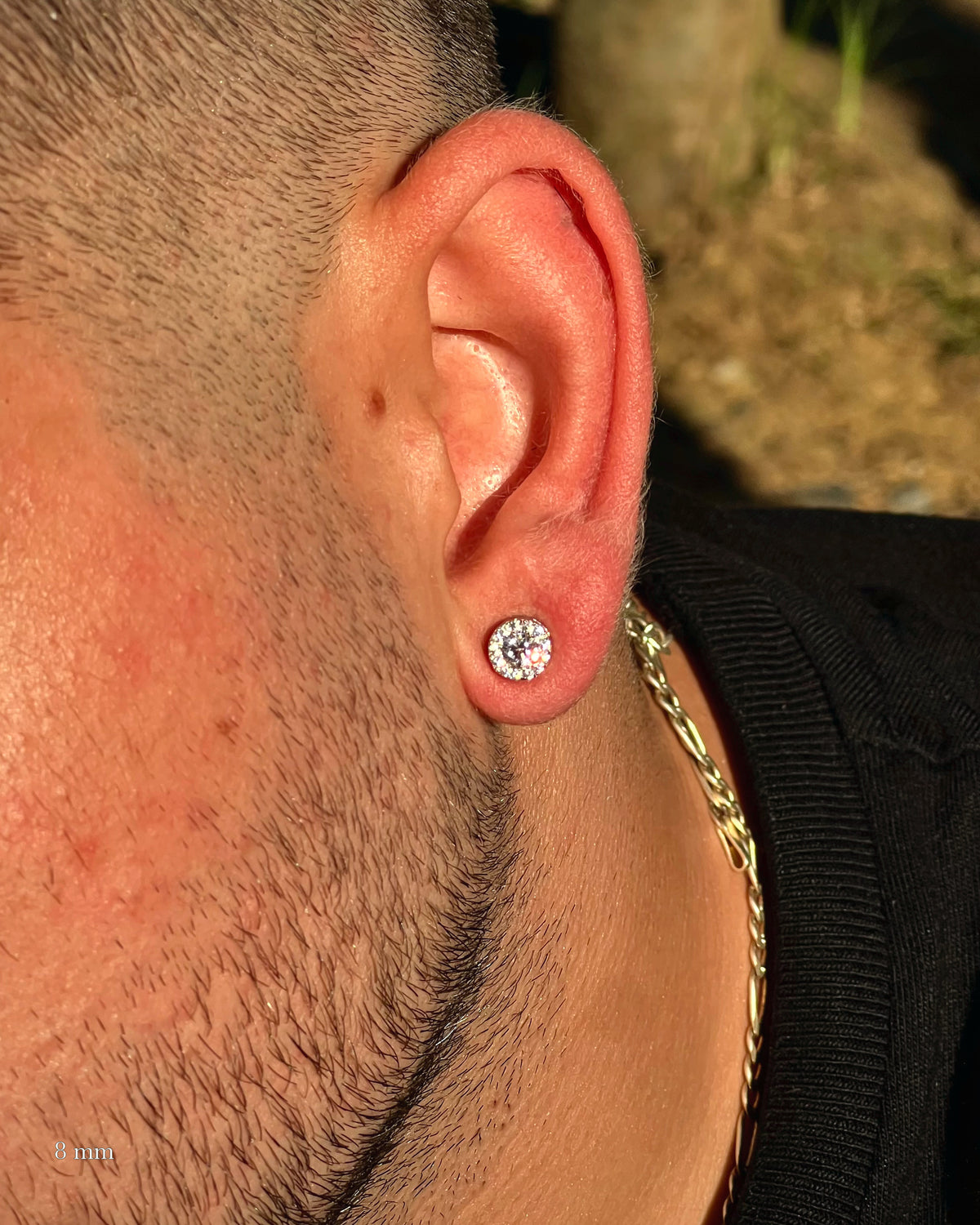 Yuvarlak Extra Taşlı Pırlanta Erkek Küpe 8 mm, 925 ayar gümüş; kulakta kullanım görünümü