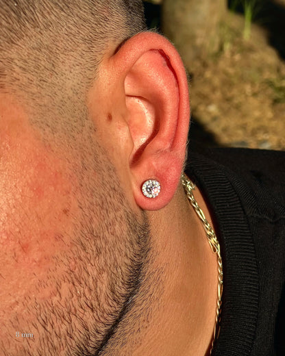 Yuvarlak Extra Taşlı Pırlanta Erkek Küpe 8 mm, 925 ayar gümüş; kulakta kullanım görünümü