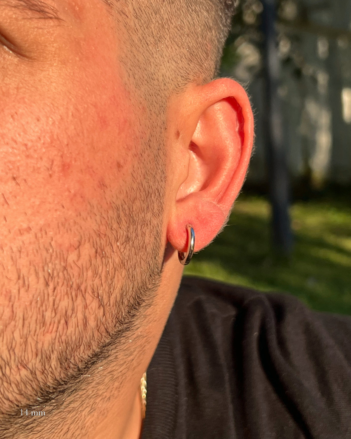 Halka Erkek Küpe 14 mm, 925 ayar gümüş; kulakta kullanım görünümü
