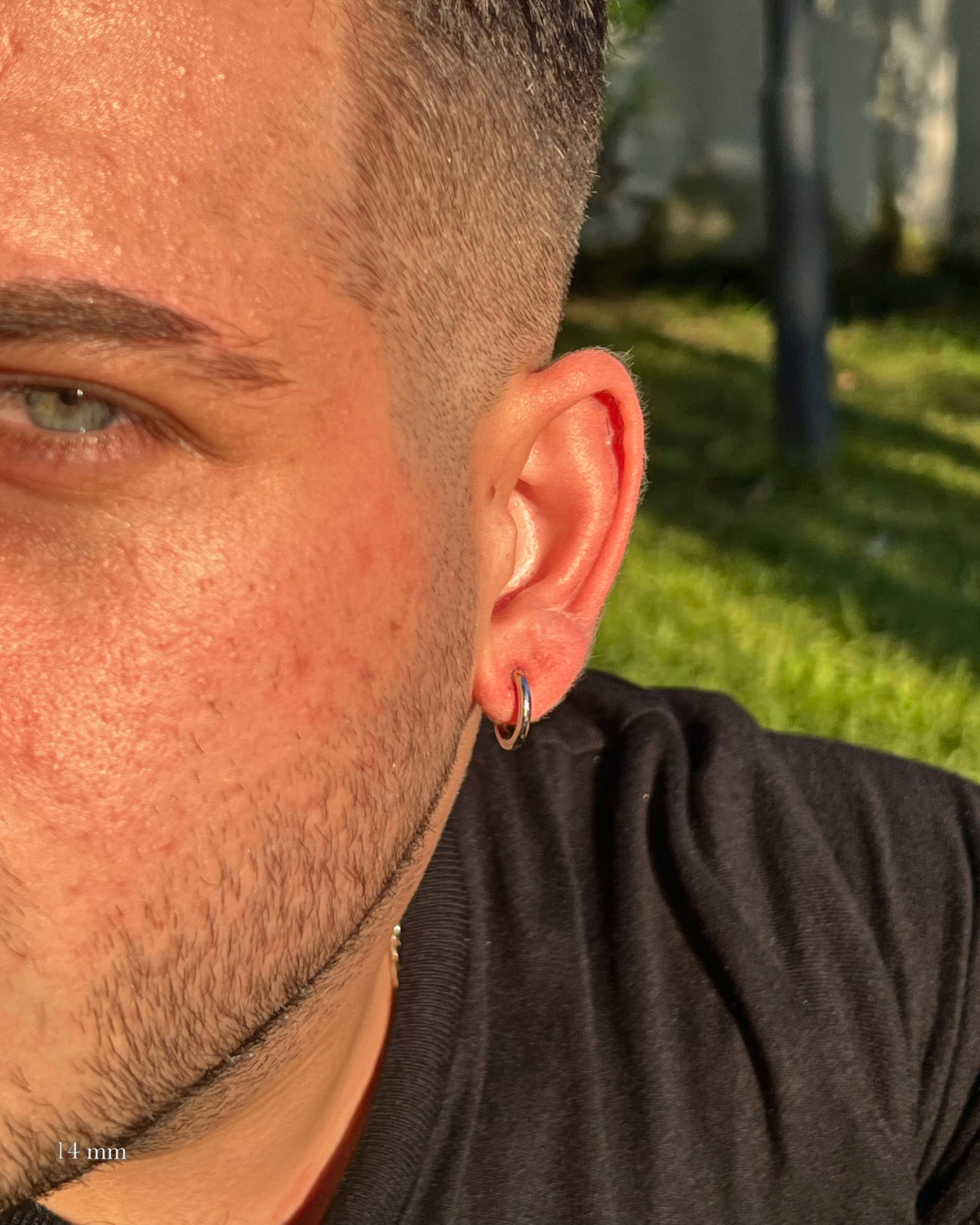 Halka Erkek Küpe 14 mm, 925 ayar gümüş; kulakta kullanım görünümü