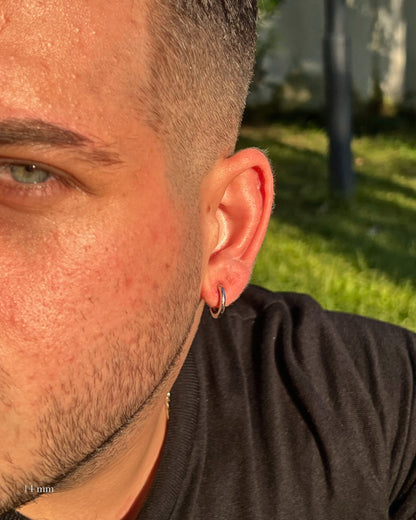 Halka Erkek Küpe 14 mm, 925 ayar gümüş; kulakta kullanım görünümü