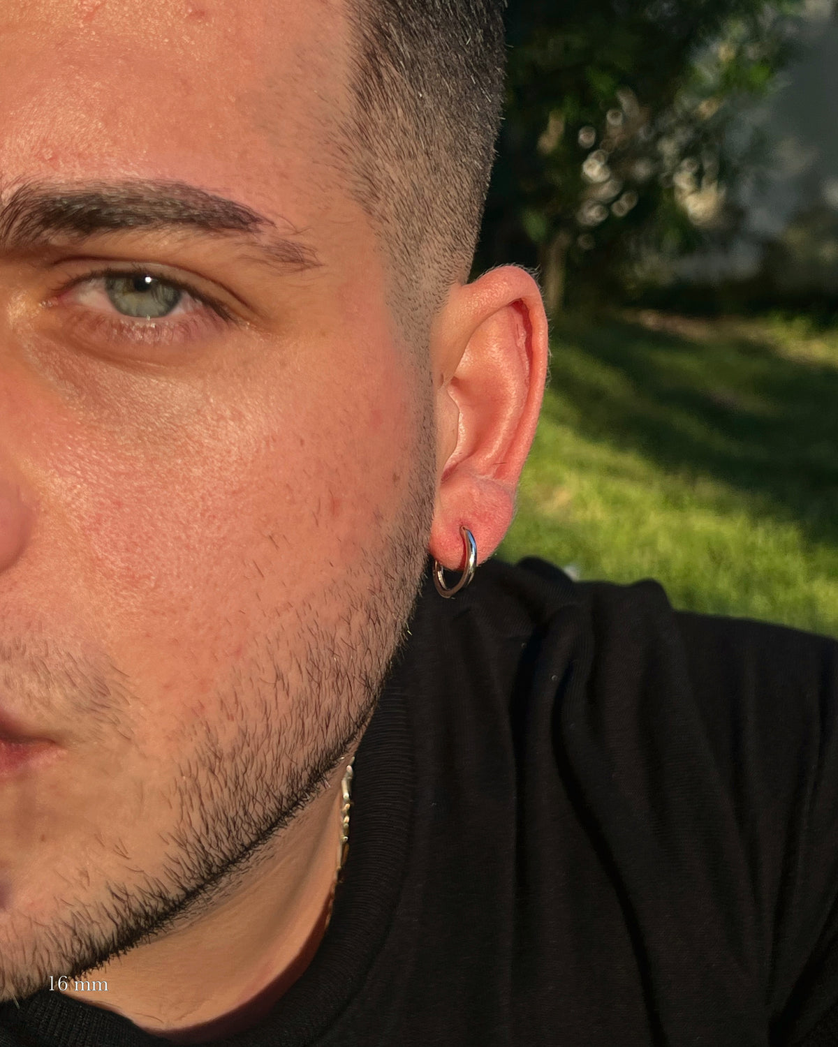 Halka Erkek Küpe 16 mm, 925 ayar gümüş; kulakta kullanım görünümü