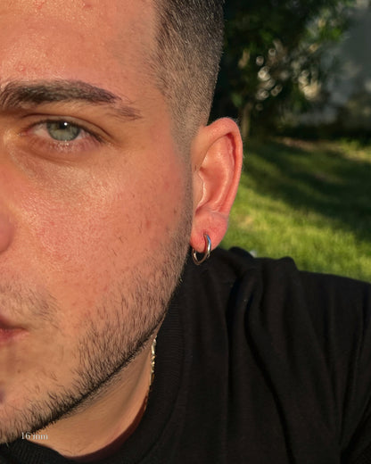 Halka Erkek Küpe 16 mm, 925 ayar gümüş; kulakta kullanım görünümü