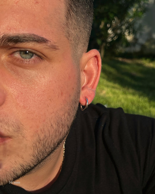 Halka Erkek Küpe 16 mm, 925 ayar gümüş; kulakta kullanım görünümü