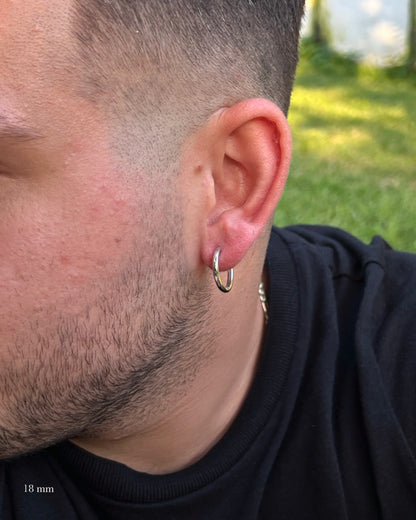 Halka Erkek Küpe 18 mm, 925 ayar gümüş; kulakta kullanım görünümü