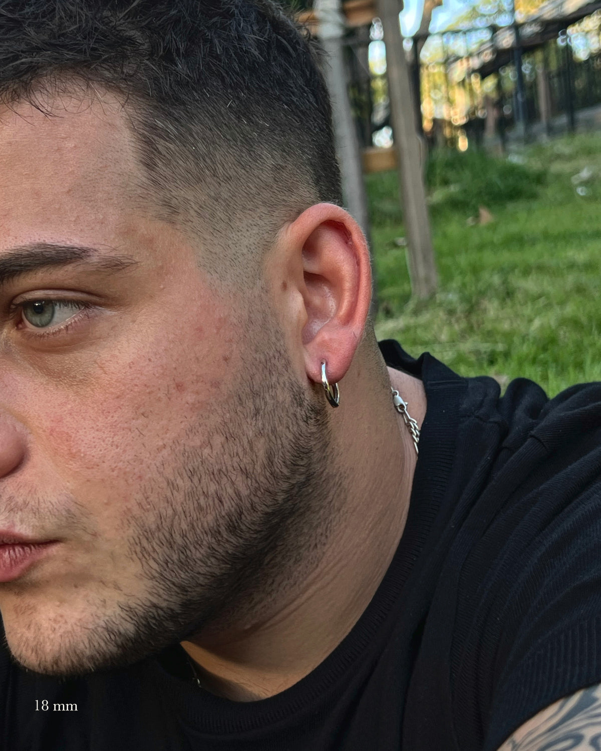 Halka Erkek Küpe 18 mm, 925 ayar gümüş; kulakta kullanım görünümü