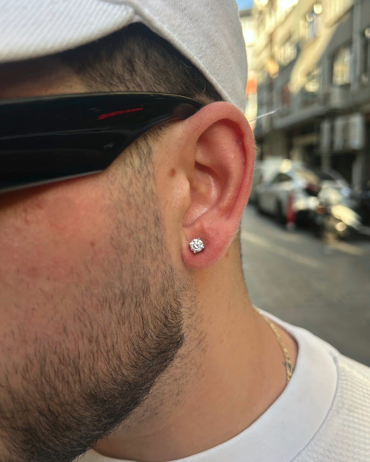 İthal Pırlanta Erkek Küpe 5 mm, 925 ayar gümüş ve zirkon taş; kulakta kullanım görünümü
