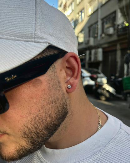 İthal Pırlanta Erkek Küpe 5 mm, 925 ayar gümüş ve zirkon taş; kulakta kullanım görünümü
