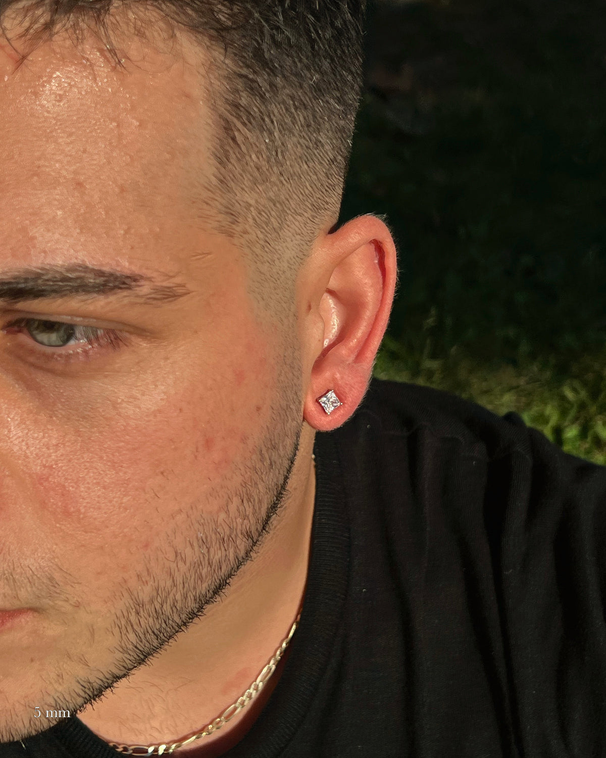 Kare Pırlanta Erkek Küpe 5 mm, 925 ayar gümüş; kulakta kullanım görünümü