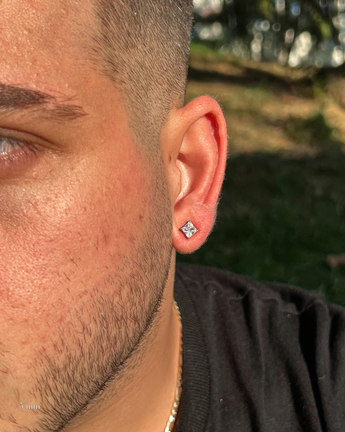 Kare Pırlanta Erkek Küpe 5 mm, 925 ayar gümüş; kulakta kullanım görünümü