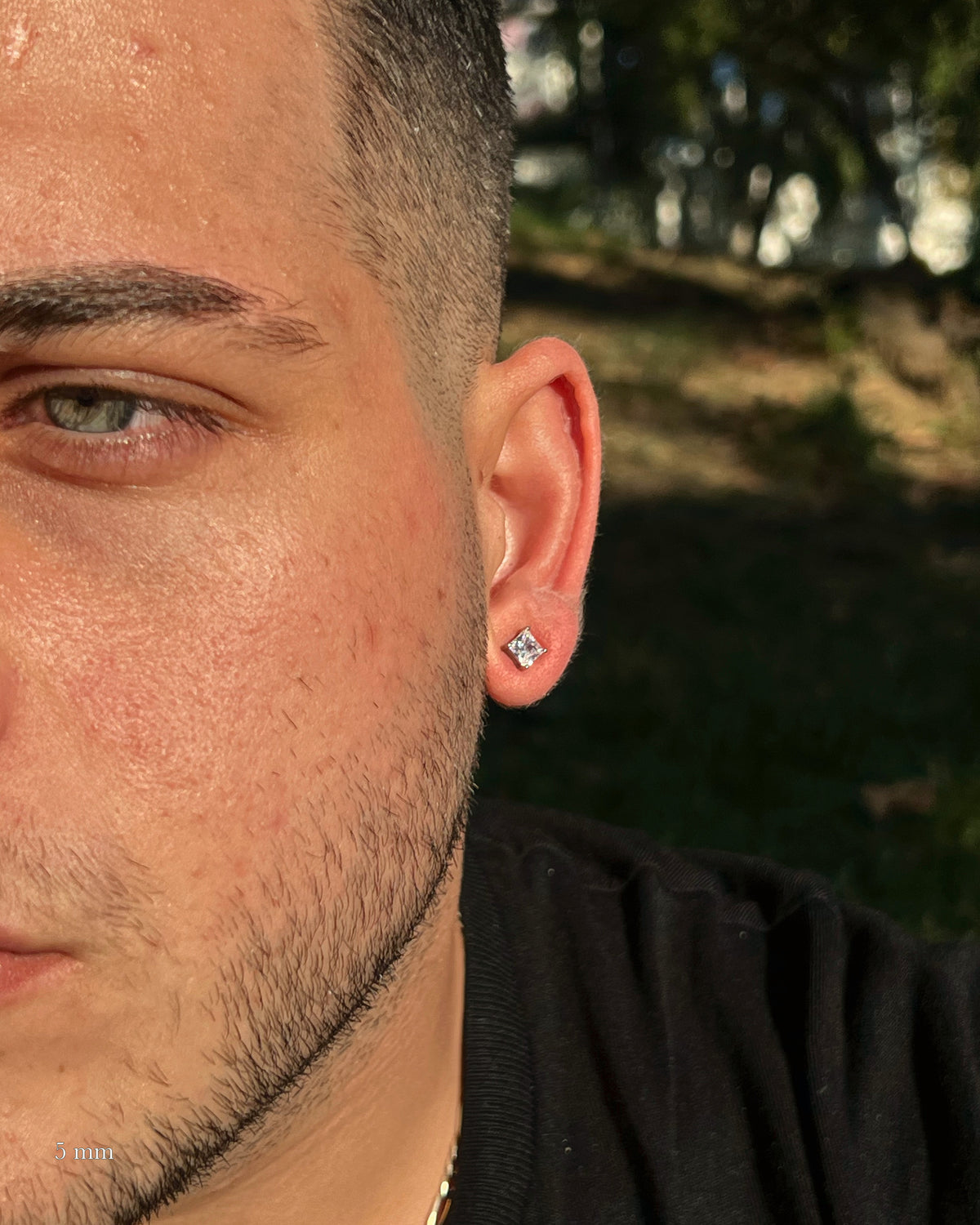 Kare Pırlanta Erkek Küpe 5 mm, 925 ayar gümüş; kulakta kullanım görünümü