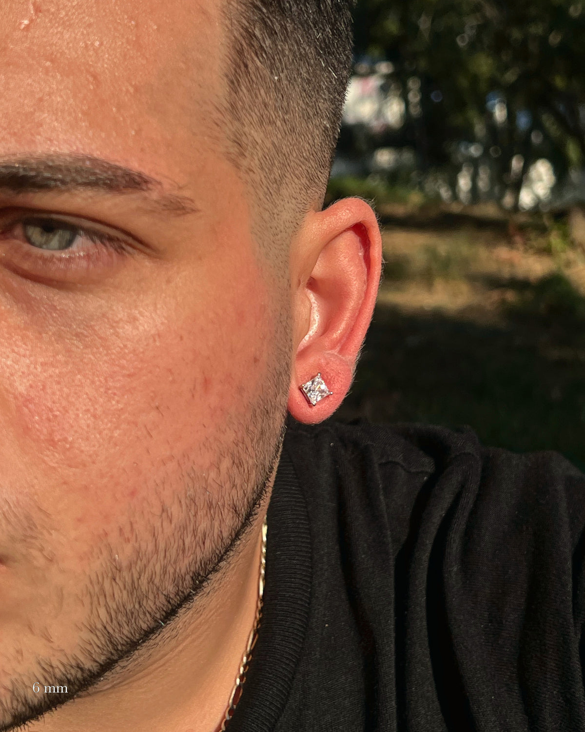 Kare Pırlanta Erkek Küpe 6 mm, 925 ayar gümüş; kulakta kullanım görünümü