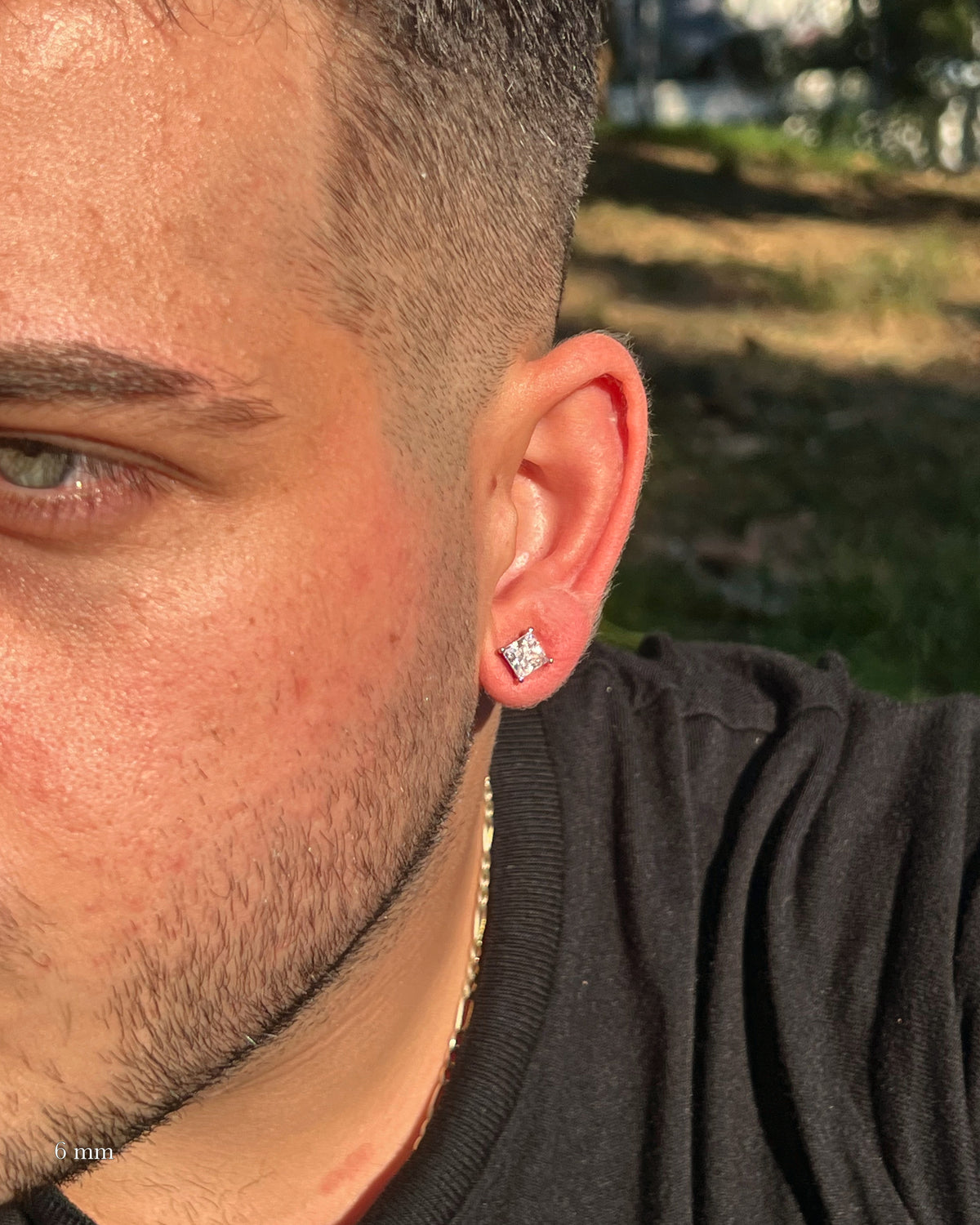 Kare Pırlanta Erkek Küpe 6 mm, 925 ayar gümüş; kulakta kullanım görünümü