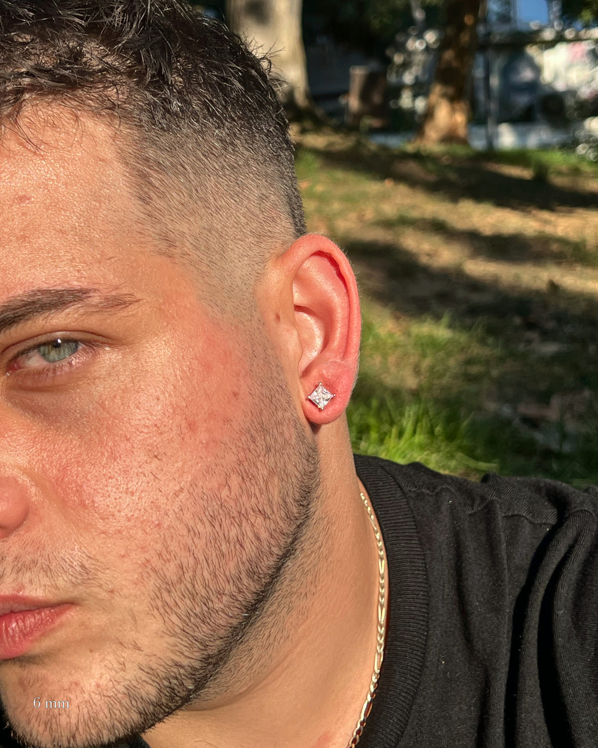 Kare Pırlanta Erkek Küpe 6 mm, 925 ayar gümüş; kulakta kullanım görünümü