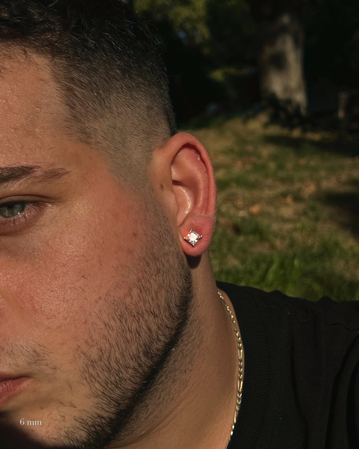 Kare Pırlanta Erkek Küpe 6 mm, 925 ayar gümüş; kulakta kullanım görünümü
