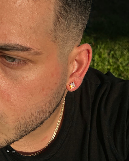Kare Pırlanta Erkek Küpe 6 mm, 925 ayar gümüş; kulakta kullanım görünümü