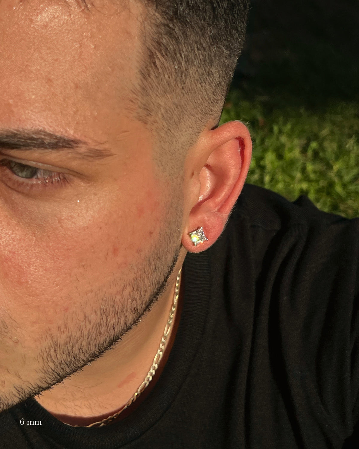 Kare Pırlanta Erkek Küpe 6 mm, 925 ayar gümüş; kulakta kullanım görünümü