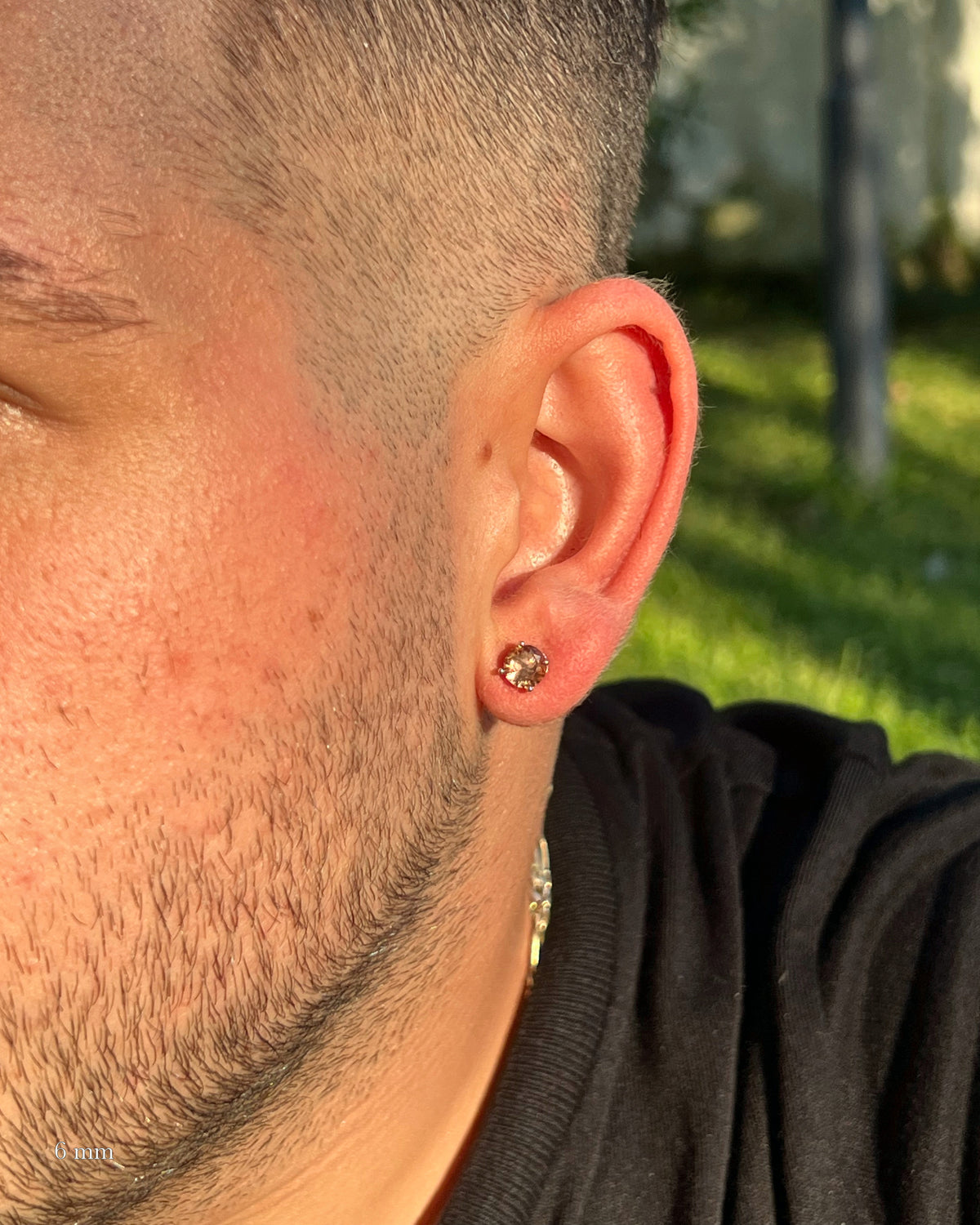 Zultanite (Diaspore) Erkek Küpe 6 mm, 925 ayar gümüş; kulakta kullanım görünümü