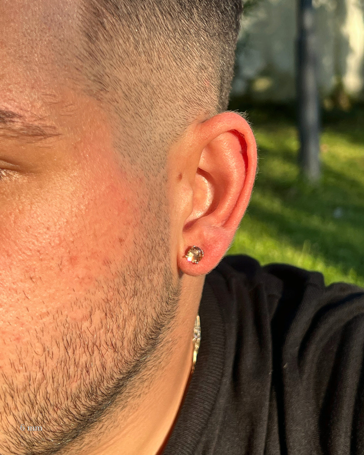 Zultanite (Diaspore) Erkek Küpe 6 mm, 925 ayar gümüş; kulakta kullanım görünümü