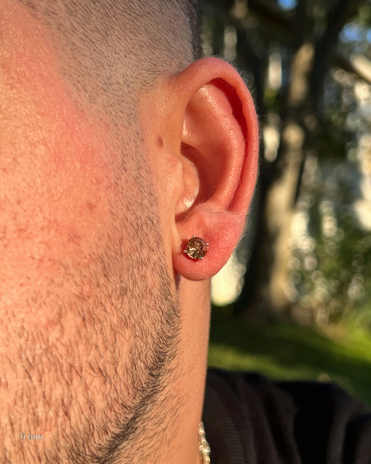 Zultanite (Diaspore) Erkek Küpe 6 mm, 925 ayar gümüş; kulakta kullanım görünümü