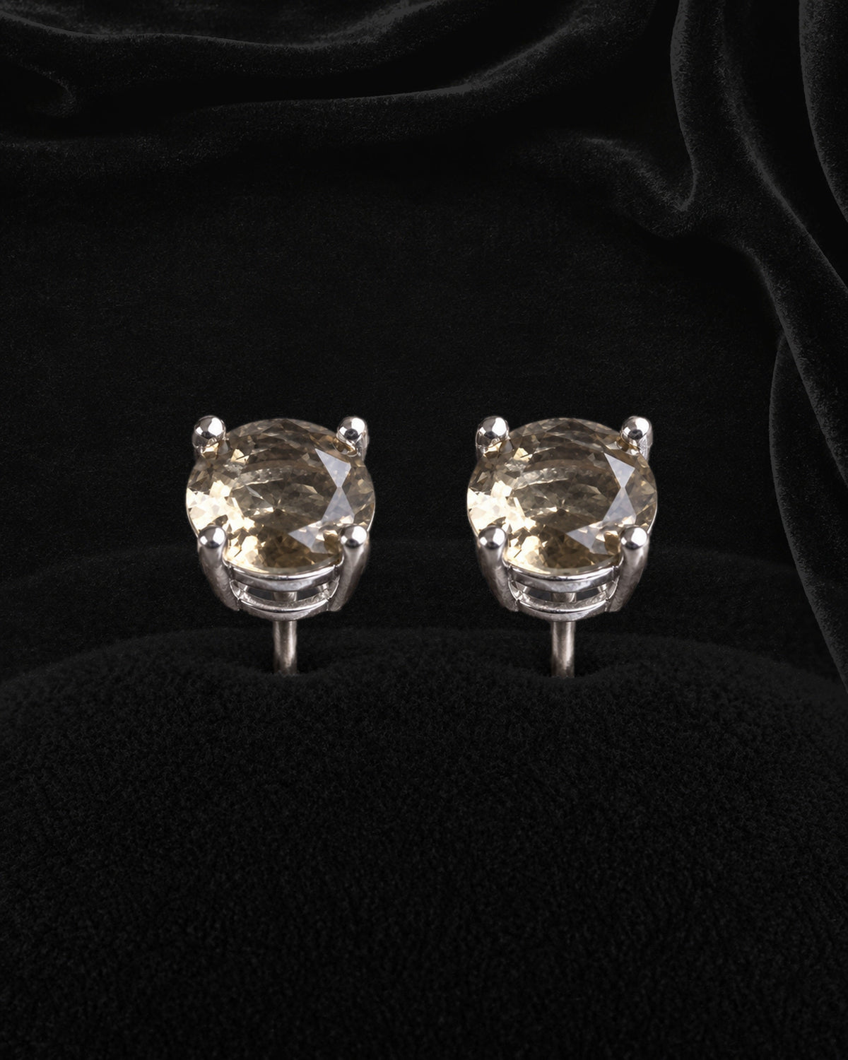 Zultanite (Diaspore) Erkek Küpe 6 mm, 925 ayar gümüş; stüdyo ürün görünümü