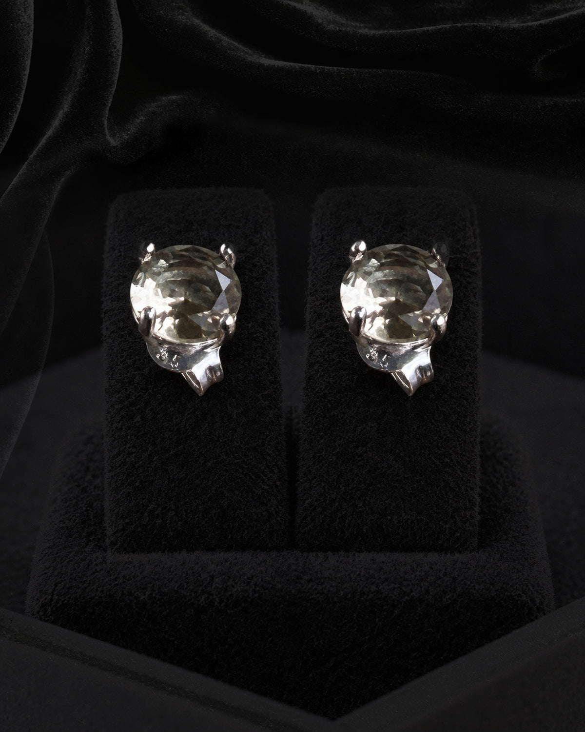 Zultanite (Diaspore) Erkek Küpe 6 mm, 925 ayar gümüş; stüdyo ürün görünümü