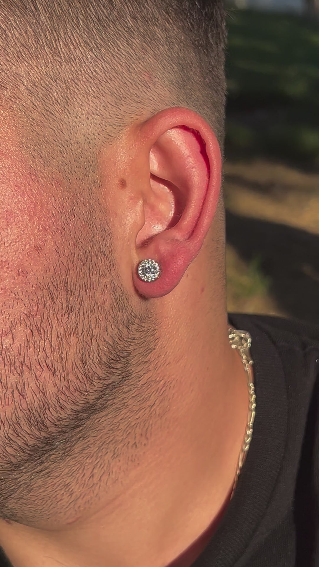Yuvarlak Extra Taşlı Pırlanta Erkek Küpe, 7 mm / 8 mm, 15 saniyelik gerçek çekim ürün videosu