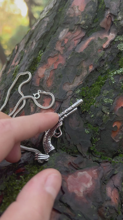 İşlemeli Altıpatlar Tabanca Kolye – 925 Ayar Gümüş